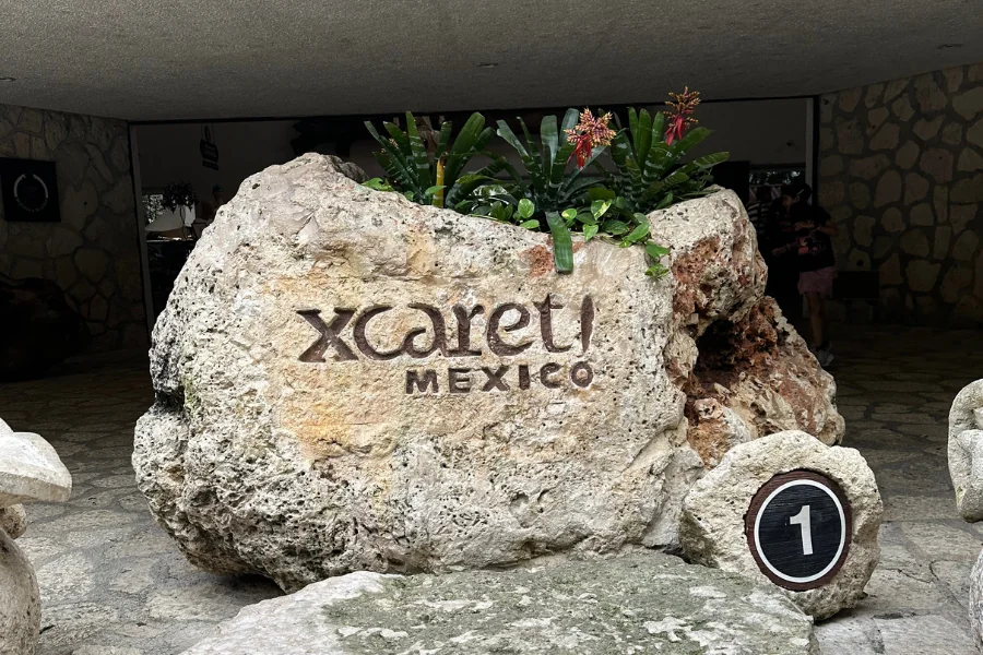 Hotel Xcaret México の入口にある、岩に「Xcaret MEXICO」と刻まれたサイン