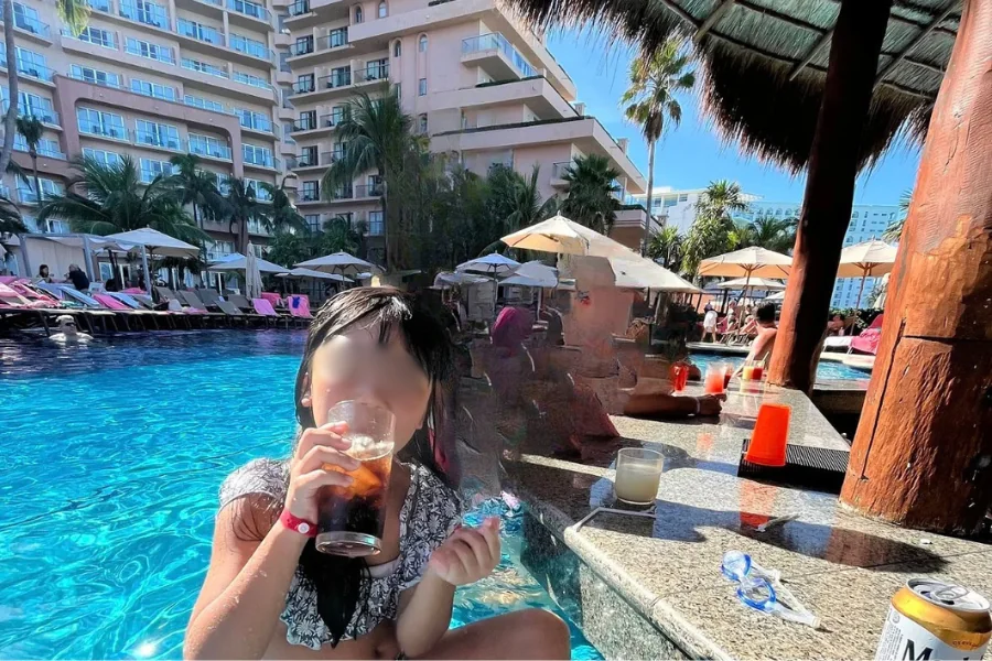 グランドフィエスタアメリカーナのプールバーで、プールに入ったままドリンクを飲む子供