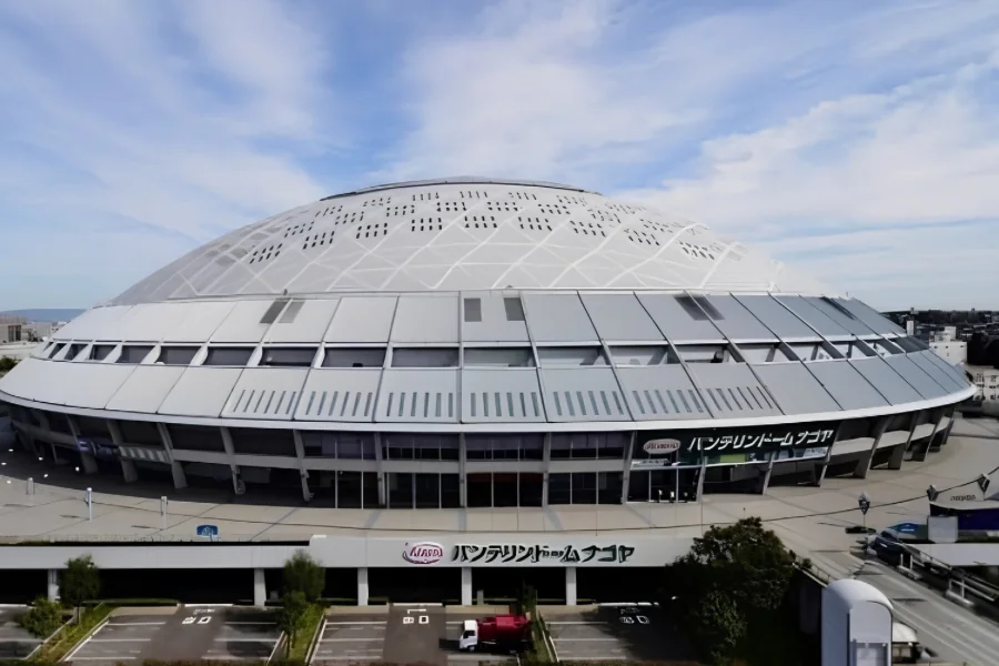 バンテリンドーム ナゴヤの外観。白いドーム屋根の下に「バンテリンドーム ナゴヤ」の看板が掲げられている